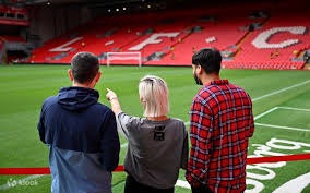 詹姆斯晒照质疑裁判判罚，湖人惜败雄鹿引发争议